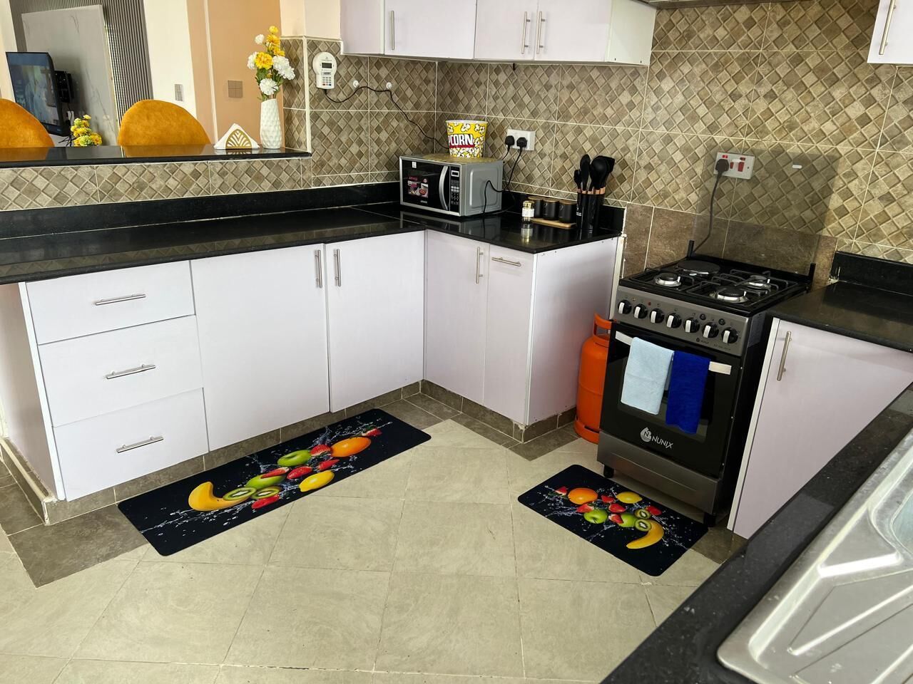 Réfrigérateur, micro-ondes, four, bouilloire électrique