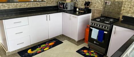 Geladeira, micro-ondas, fogão, chaleira elétrica