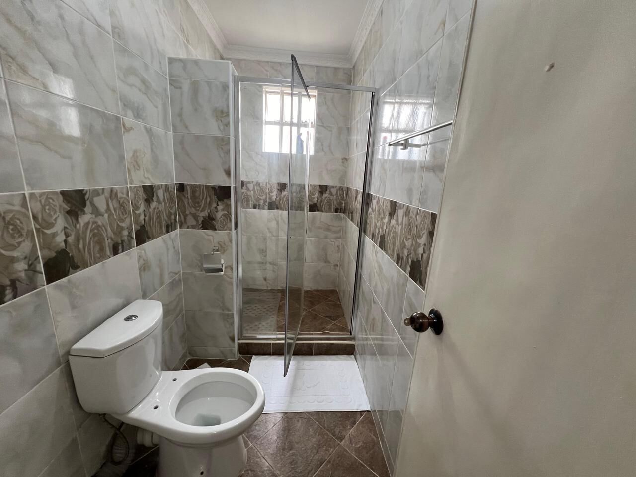 Ducha, toallas, jabón y papel higiénico