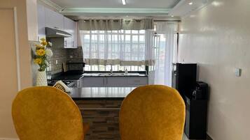 Réfrigérateur, micro-ondes, four, bouilloire électrique