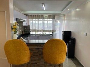 Fridge, microwave, oven, electric kettle - 1.9 miles to Nakuru national park 10 minutes drive to Nakuru city precious haven (Nakuru)