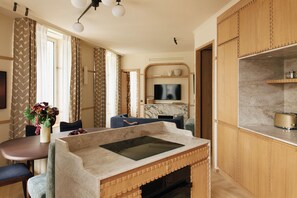 Deluxe Apartment, City View | Private kitchen | Fridge, microwave, oven, stovetop - HIGHSTAY Maisons - Vintimille (Paris)