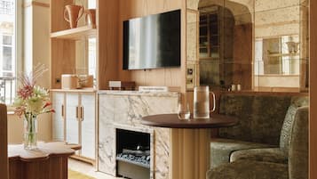 Habitació Deluxe, vistes a la ciutat | Sala d'estar | Televisor intel·ligent, llar de foc, Netflix i serveis de streaming