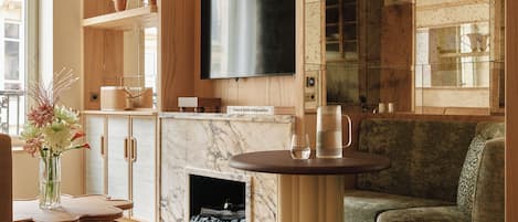 Deluxe-rum - utsikt mot staden | Vardagsrum | 55-tums smart-tv med satellitkanaler, eldstad och Netflix