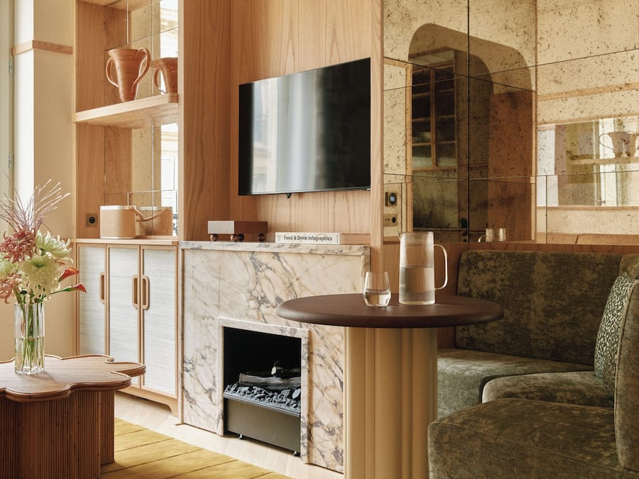 Rom – deluxe, byutsikt | Oppholdsområde | En 55-tommers smart-TV med Parabol-TV samt peis og Netflix