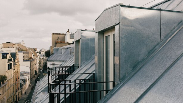 A row of residential buildings with sloped roofs and metal railings. - HIGHSTAY Maisons - Vintimille (Paris)