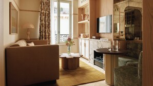 Deluxe Room, City View | Living area | 55-inch Smart TV with satellite channels, Netflix, streaming services - HIGHSTAY Maisons - Vintimille (Paris)