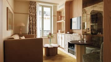 Quarto luxo, vista para a cidade | Área de estar | Smart TV 55 polegadas com canais via satélite, lareira, Netflix