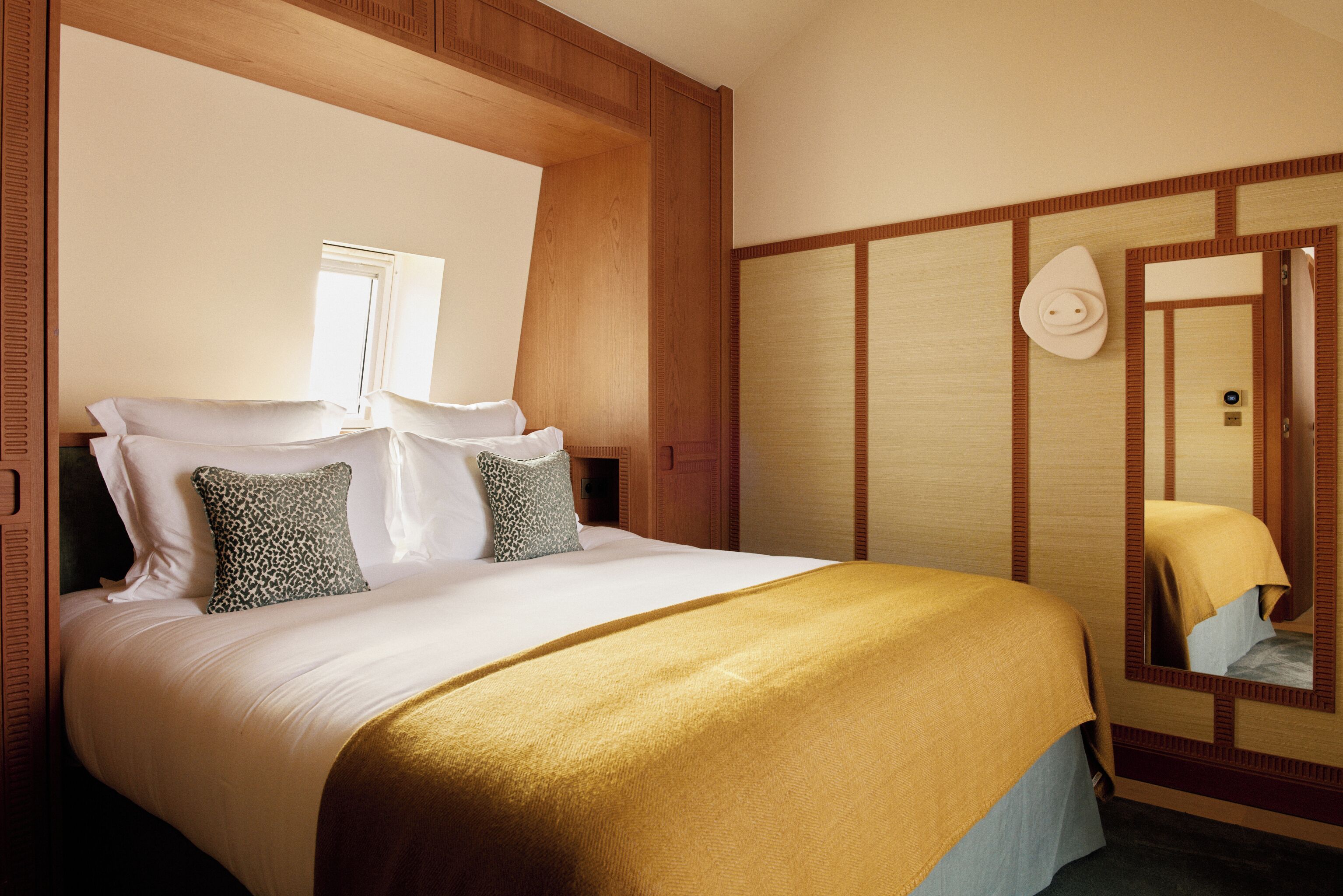 أغطية فراش متميزة وأسرّة بطبقة علوية مريحة وخزنة داخل الغرفة