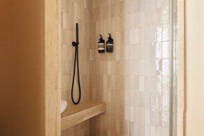 Deluxe Apartment, City View | Bathroom | Shower, hair dryer, towels, soap - HIGHSTAY Maisons - Vintimille (Paris)