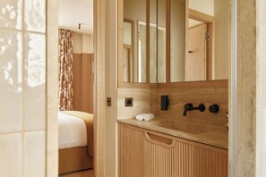 Deluxe Room, City View | Bathroom | Shower, hair dryer, towels, soap - HIGHSTAY Maisons - Vintimille (Paris)