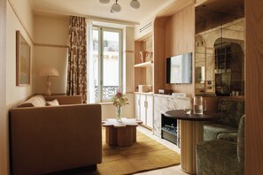 Deluxe Room, City View | Living area | 55-inch Smart TV with satellite channels, fireplace, Netflix - HIGHSTAY Maisons - Vintimille (Paris)