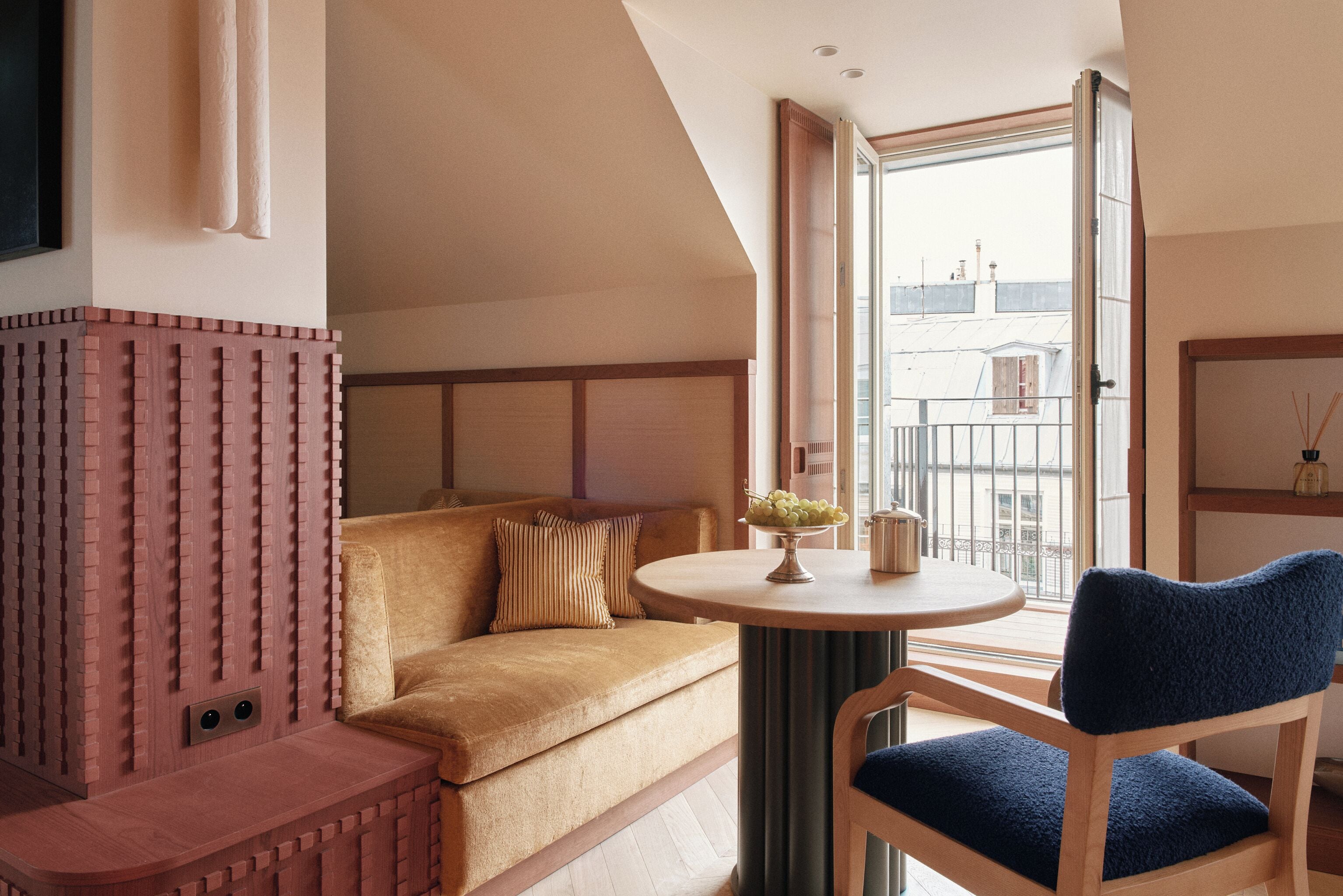 Signature-Suite, Stadtblick | Wohnbereich | 55-Zoll-Smart-TV mit Satellitenempfang, Kamin, Netflix