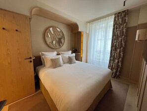 ستائر تعتيم وتجهيزات عازلة للصوت ومكواة/لوح كي وواي فاي مجانًا