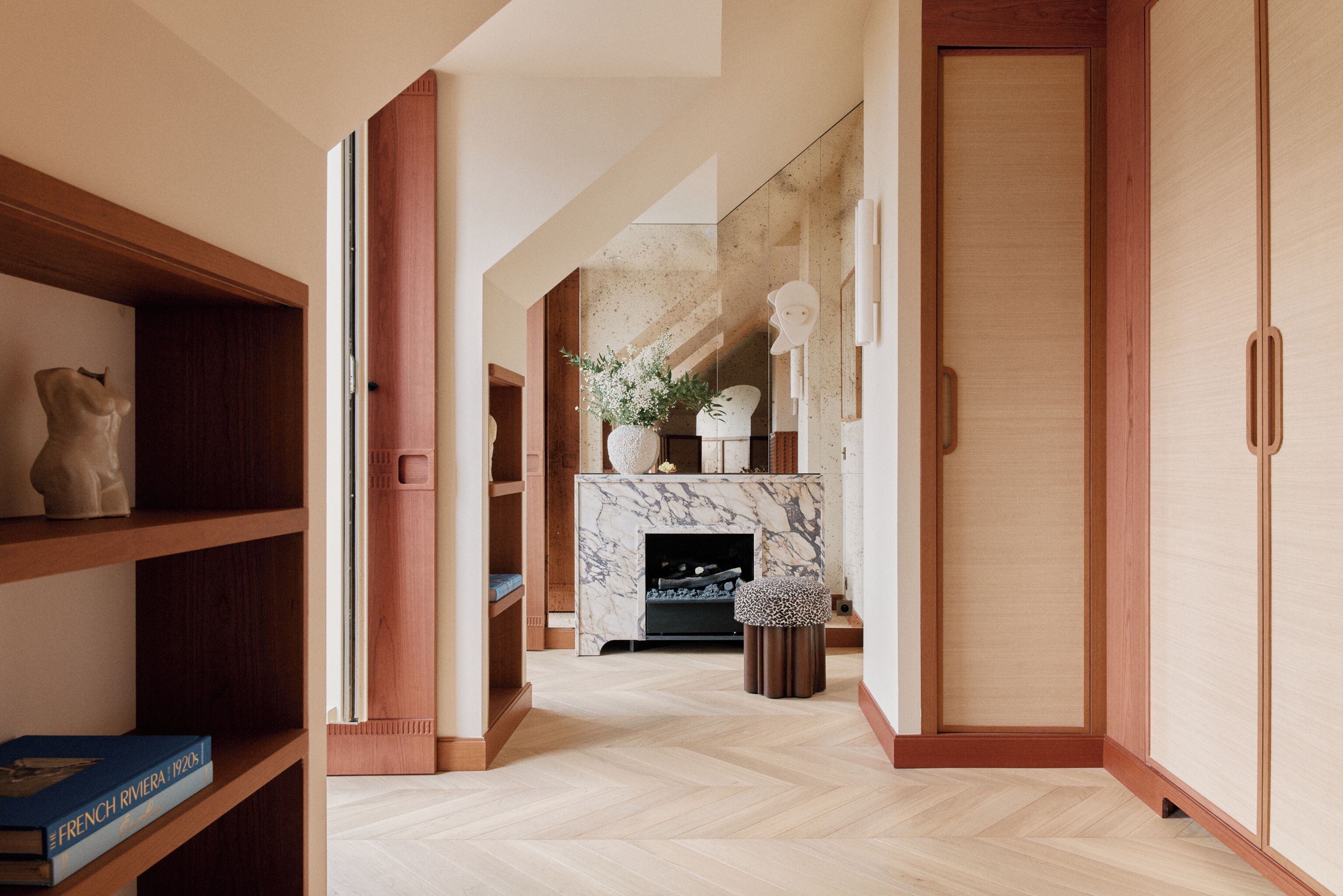 Suite Signature, vistas a la ciudad | Zona de estar | Una Smart TV, una chimenea, Netflix, servicios de streaming