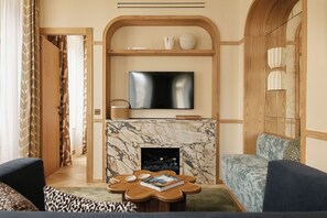 Deluxe Apartment, City View | Living area | 55-inch Smart TV with satellite channels, fireplace, Netflix - HIGHSTAY Maisons - Vintimille (Paris)