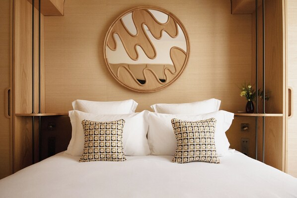 Premium bedding, pillowtop beds, in-room safe, individually decorated - HIGHSTAY Maisons - Vintimille (Paris)