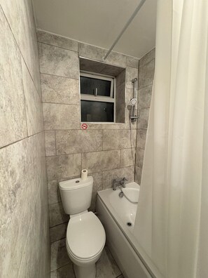 Een haardroger, handdoeken, zeep, toiletpapier