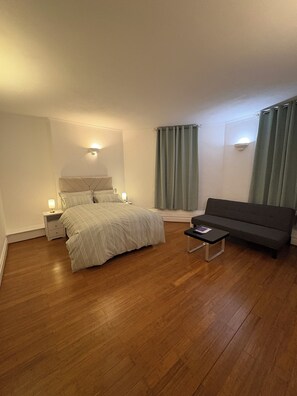 1 slaapkamer, een strijkplank/strijkijzer, wifi, beddengoed