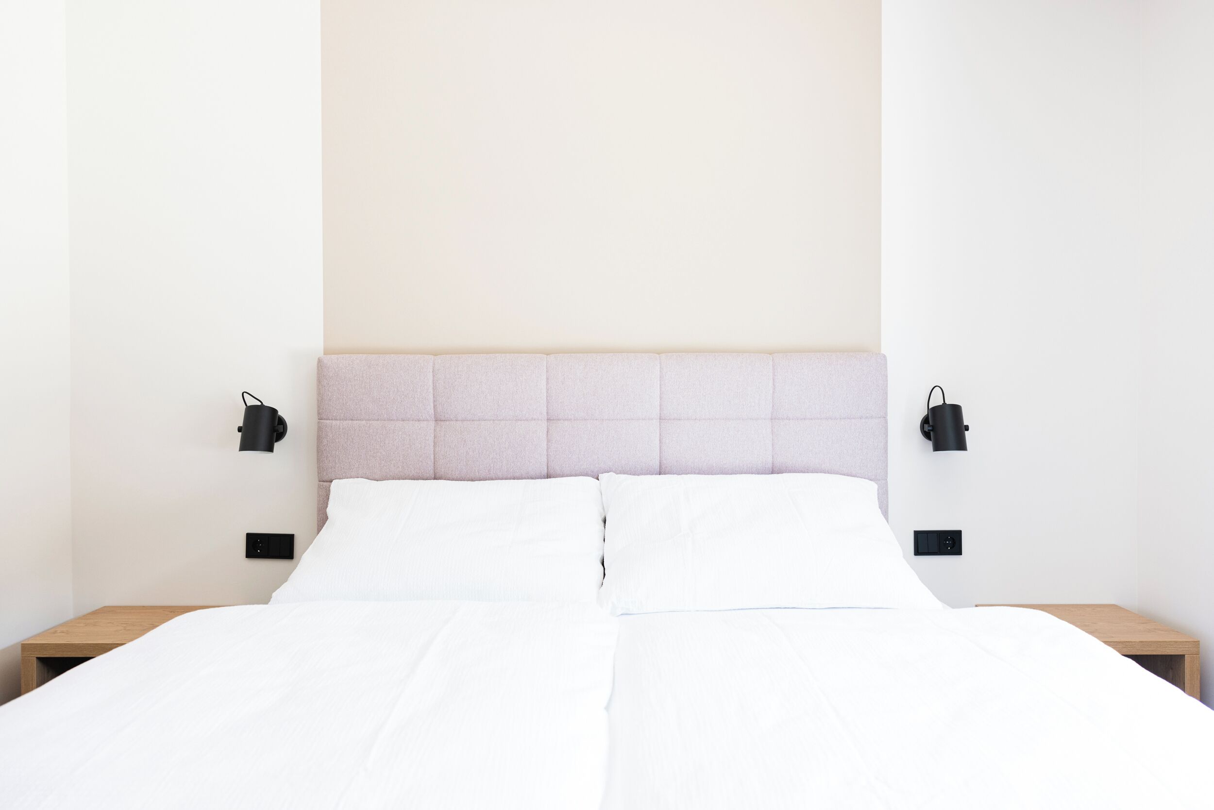 Kahden hengen businesshuone, 1 suuri parisänky | Työpöytä, kannettavalle tietokoneelle sopiva työtila, ilmainen Wi-Fi