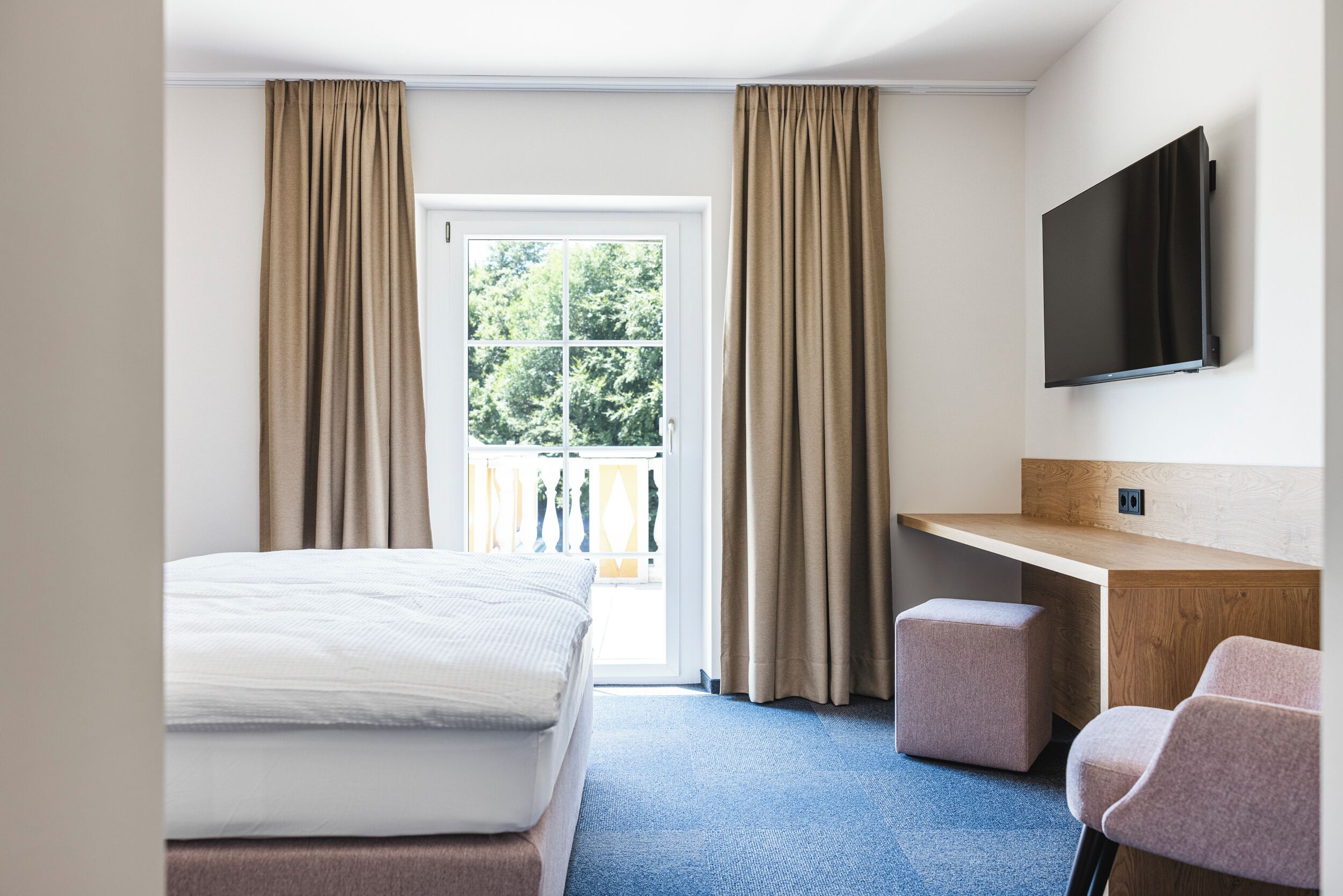 Business Double Room, 1 King Bed | Desk, laptop workspace, free WiFi