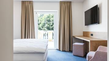 Quarto casal empresarial, 1 cama King | Escrivaninha, espaço de trabalho para notebook, Wi-Fi de cortesia