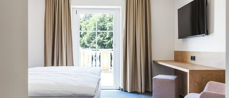 Business Double Room, 1 King Bed | Desk, laptop workspace, free WiFi