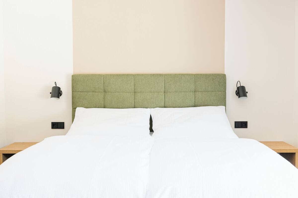 Chambre Double Confort, 1 très grand lit | Bureau, espace de travail pour ordinateur portable, Wi-Fi gratuit