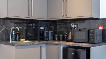 KĂŒhlschrank, Mikrowelle, Herdplatte, Kochgeschirr/Geschirr/Besteck