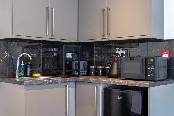 ثلاجة، ميكروويف، موقد طهي مسطح، مستلزمات طهي/أطباق/أوعية