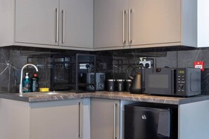 Kühlschrank, Mikrowelle, Herdplatte, Kochgeschirr/Geschirr/Besteck