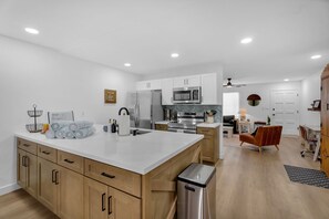 Mikrowelle, Ofen, Herdplatte, Geschirrspüler