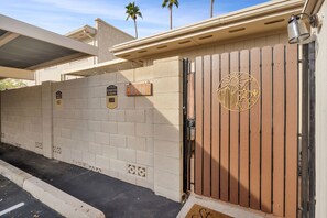 Property grounds - Minutes from Old Twn Scottsdale, Spring Training, Spas, w/ Pool & Private Patio (Scottsdale)