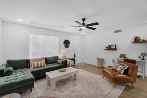 TV - Minutes from Old Twn Scottsdale, Spring Training, Spas, w/ Pool & Private Patio (Scottsdale)