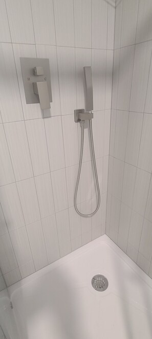 Douche, sèche-cheveux, serviettes fournies, savon