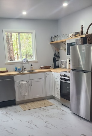 Private kitchen. Private Guest House - Walk to Downtown Washington