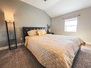 3 bedrooms, desk, free WiFi, bed sheets