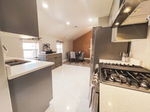 Kjøleskap, mikrobølgeovn, ovn og kokeplater