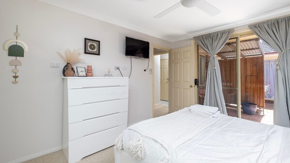 3 bedrooms, iron/ironing board, internet, bed sheets