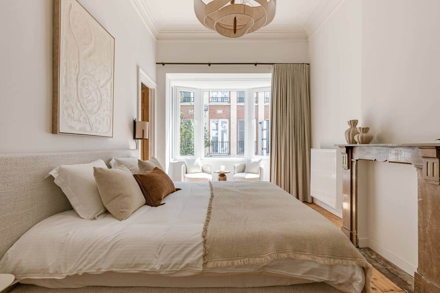 5 slaapkamers, geluiddichte muren, een strijkplank/strijkijzer, wifi