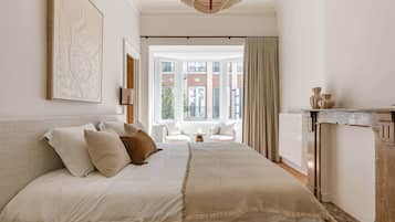 5 slaapkamers, geluiddichte muren, een strijkplank/strijkijzer, wifi