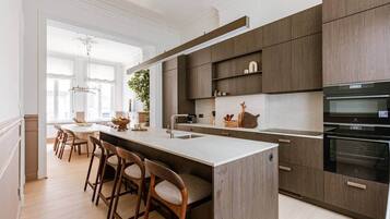 Een koelkast, een microgolfoven, een oven, een kookplaat