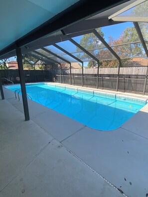 Utendørsbasseng og et oppvarmet basseng