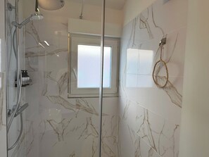 Regadera, amenidades de baño ecológicas, secadora de cabello, toallas