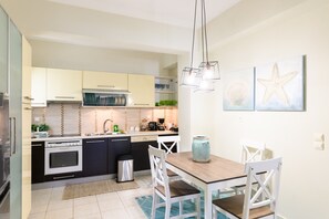 Fridge, oven, stovetop, dishwasher