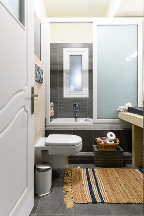 Regadera, secadora de cabello, toallas 