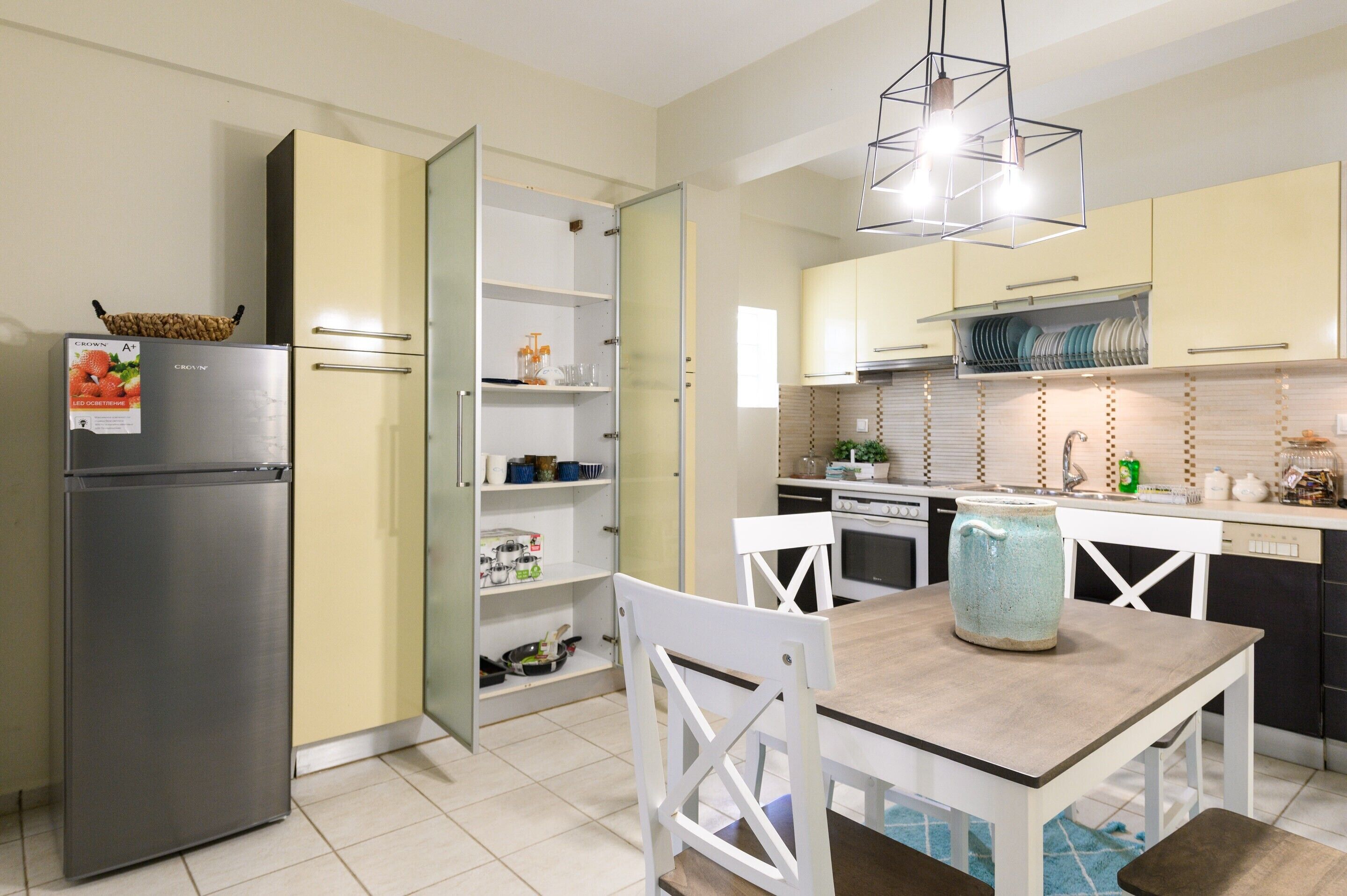 Fridge, oven, stovetop, dishwasher