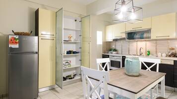 Fridge, oven, stovetop, dishwasher