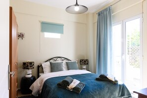 Tabla de planchar con plancha, wifi y ropa de cama 