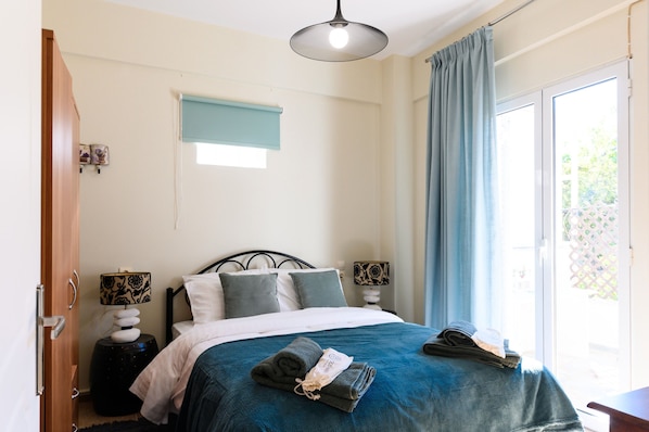 Iron/ironing board, WiFi, bed sheets